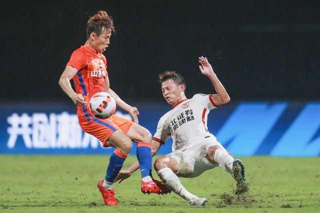 美女跪下吃男人的j8视频